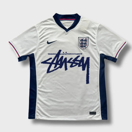STÜSSY x "ENGLAND” HOME JERSEY - 2024/25 - The Kit Outlet
